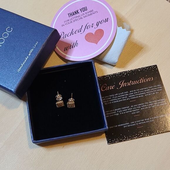 Monooc "E" letter earings. Gold plated. - Picture 3 of 4